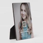 Weiblicher Geschäftsführer fügt Fotoname q oder Co Fotoplatte (Seite)