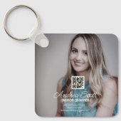 Weiblicher Geschäftsführer fügt Fotoname q oder Co Schlüsselanhänger (Vorderseite)