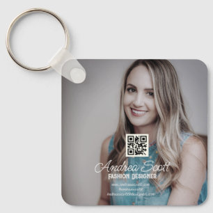 Weiblicher Geschäftsführer fügt Fotoname q oder Co Schlüsselanhänger