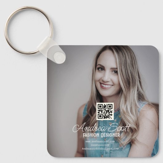 Weiblicher Geschäftsführer fügt Fotoname q oder Co Schlüsselanhänger (Vorderseite)