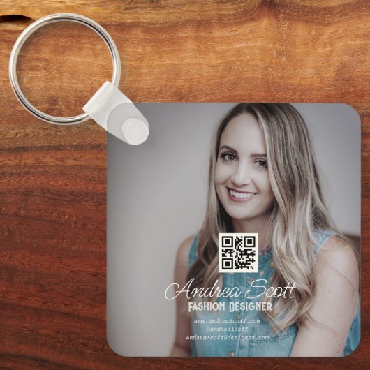 Weiblicher Geschäftsführer fügt Fotoname q oder Co Schlüsselanhänger (Vorderseite)