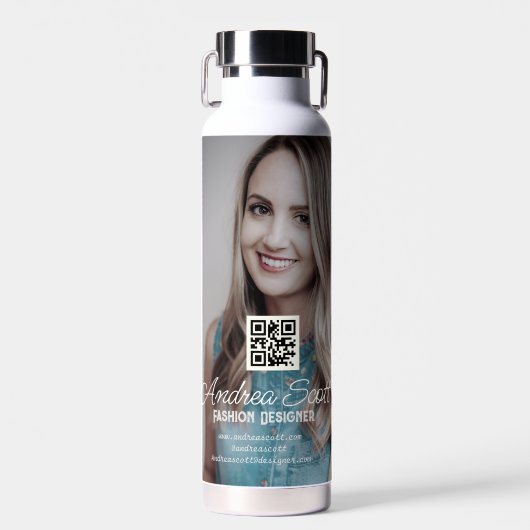 Weiblicher Geschäftsführer fügt Fotoname q oder Co Trinkflasche (Vorne)