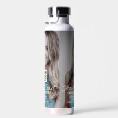 Weiblicher Geschäftsführer fügt Fotoname q oder Co Trinkflasche (Rechts)