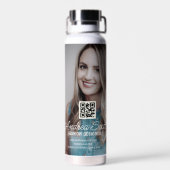 Weiblicher Geschäftsführer fügt Fotoname q oder Co Trinkflasche (Rückseite)