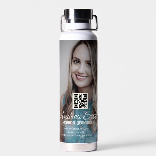 Weiblicher Geschäftsführer fügt Fotoname q oder Co Trinkflasche (Rückseite)