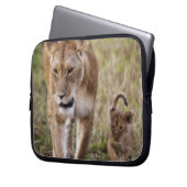 Weiblicher Löwe mit Kübel Laptopschutzhülle (Vorderseite Links)