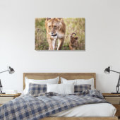 Weiblicher Löwe mit Kübel Leinwanddruck (Insitu (Schlafzimmer))