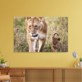 Weiblicher Löwe mit Kübel Leinwanddruck (Insitu (Wohnzimmer))