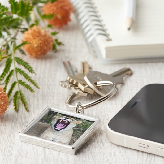 Weiblicher Löwe (Panthera Löwe), Schlüsselanhänger (Seite)