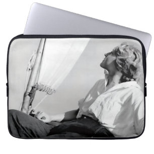 Weiblicher Matrose (Veronica Lake) Schwarz-Weiß-Fo Laptopschutzhülle