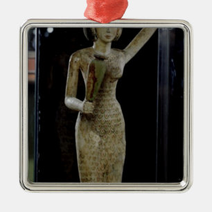 Weiblicher Träger der Angebote, die ein Wasser Silbernes Ornament