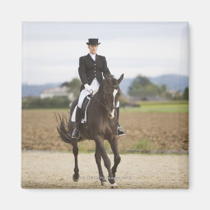 weibliches Dressagereitertrainieren Magnet