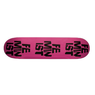 Weibliches Mädchen der feministischen Frauen ich Skateboard