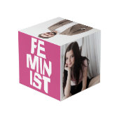 Weibliches Mädchen der feministischen Frauen ich Würfel (Rückseite Schrägansicht)