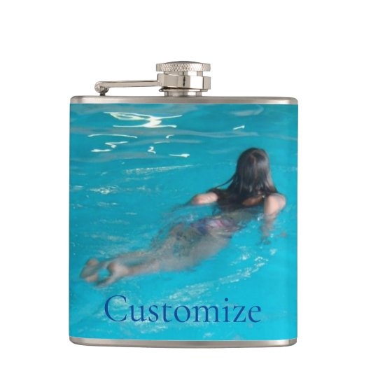 Weibliches Model Schwimmen Thunder_Cove Flachmann (Vorderseite)