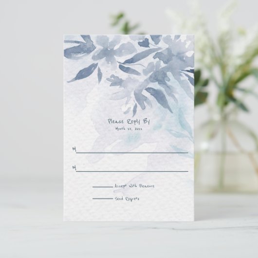 Weich blaue Aquarellfarben-Blätter Hochzeit RSVP Karte (Stehend Vorderseite)