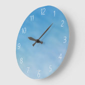 Weich blauer Himmel und weiche Wolken Große Wanduhr (Winkel)