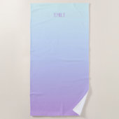 Weich blauer und lila Gradientenhintergrund Strandtuch (Vorderseite)