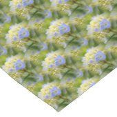 Weich blaues Hydrangea-Blume Naturmuster Kurzer Tischläufer (Ecke)