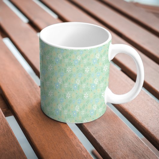 Weich grüne Blüte mit weißblauen gelben Blumen Kaffeetasse