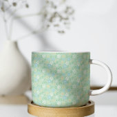 Weich grüne Blüte mit weißblauen gelben Blumen Kaffeetasse