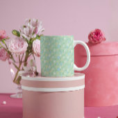 Weich grüne Blüte mit weißblauen gelben Blumen Kaffeetasse