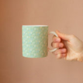 Weich grüne Blüte mit weißblauen gelben Blumen Kaffeetasse