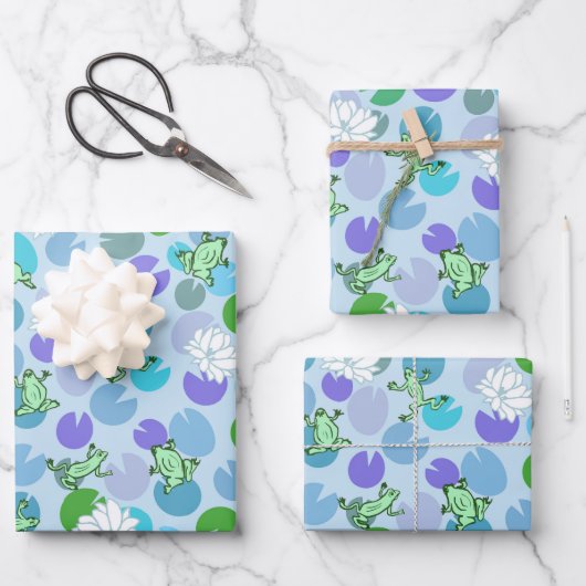 Weich grüne Frösche und Lilienpads auf hellblau Geschenkpapier Set (Vorderseite)
