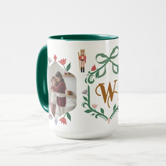 Weich-Nutcracker-Monogramm und Foto-grüner Bow Tasse (Vorderseite Links)