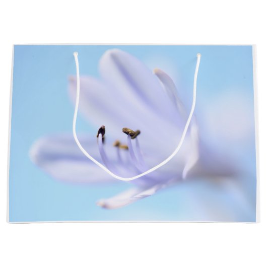 Weich Pastel Blau Lila Blume Große Geschenktüte (Vorderseite)