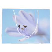 Weich Pastel Blau Lila Blume Große Geschenktüte (Rückseite)