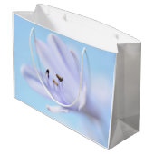 Weich Pastel Blau Lila Blume Große Geschenktüte (Rückseite Schrägansicht)