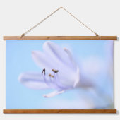 Weich Pastel Blau Lila Blume Wandteppich Mit Holzrahmen (Vorne)