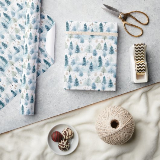 Weich pastellblau und grün schneebedeckter Winterw Geschenkpapier (Basteln)