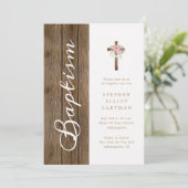 Weich rosa Blumenholz Kreuz Elegantes Script Taufe Einladung (Stehend Vorderseite)