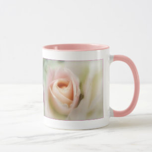 Weich rosa Rose in Vollblutgetränk Tasse