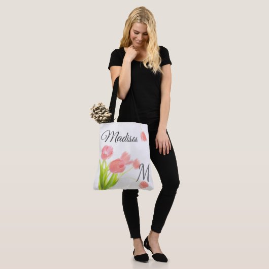 Weich rosa Tulips Trendy Anfangsname Monogramm Tasche (Am Model)