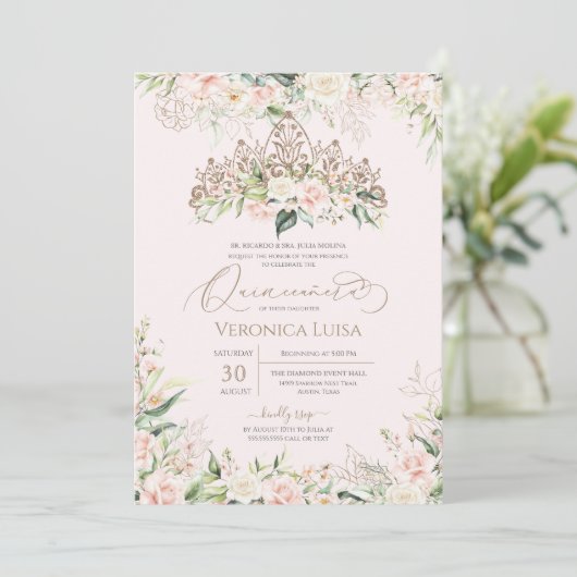 Weich rosa und weiße Rosen Elegant Luxus Quinceane Einladung (Stehend Vorderseite)