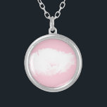 Weich rosa, weißes Peony, florale Runde Nekklette Versilberte Kette<br><div class="desc">Weiße Pony mit hellrosa Hintergrund auf der runden,  maßgeschneiderten Halskette. Perfekt für Hochzeiten als Brautjungschenk oder als perfekte Geschenke,  ein Beweis für eine delikate und freundliche Geste. Passende Grußkarte,  Postkarte,  Aufkleber und mehr...  Vergiss nicht die ganze Sammlung.</div>