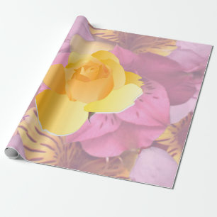 Weich rosafarbene Blume Gelbrosenwackelpapier Geschenkpapier