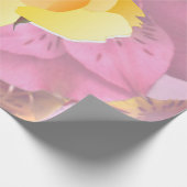 Weich rosafarbene Blume Gelbrosenwackelpapier Geschenkpapier (Ecke)