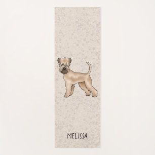 Weich überzogener Hund mit Namen auf Beige Yogamatte