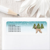 Weich überzogener Winterwald mit Terrier Snowy (Insitu)