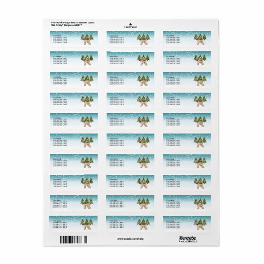 Weich überzogener Winterwald mit Terrier Snowy (Vorne)