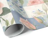 Weich zartes, blumenrosa und blaues Patchwork Geschenkpapier (Rolleneckpunkt)