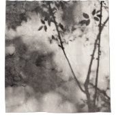 Weiche Bäume und Blätter Schatten auf Steinmauer Duschvorhang (Vorderseite)