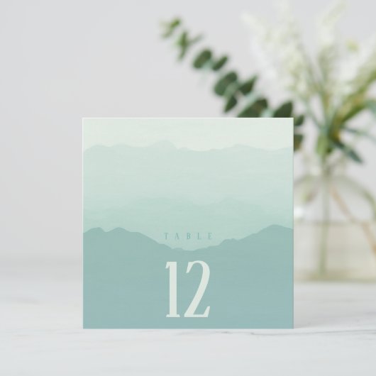Weiche grüne Berge Hochzeitsplatz Tischnummer (Stehend Vorderseite)