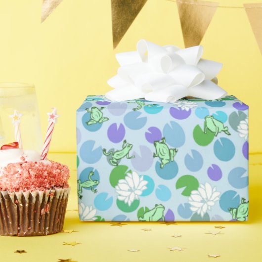 Weiche grüne Frösche und Lily Pads auf hellblauen Geschenkpapier (Geburtstagsparty)