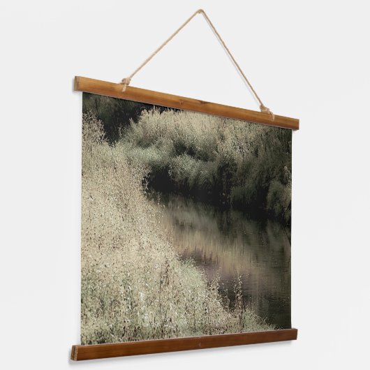 Weiche grüne Riverside Wandteppich Mit Holzrahmen (Gewinkelt)