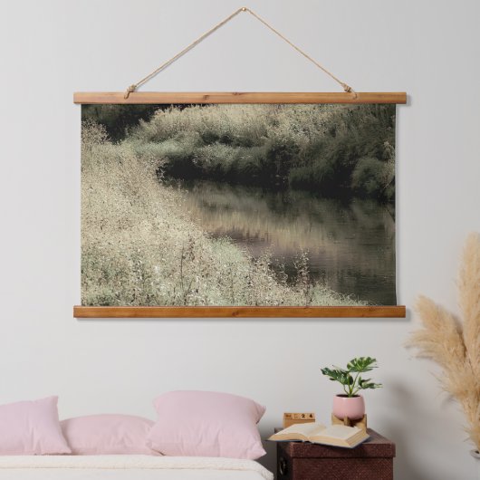 Weiche grüne Riverside Wandteppich Mit Holzrahmen (Schlafzimmer)